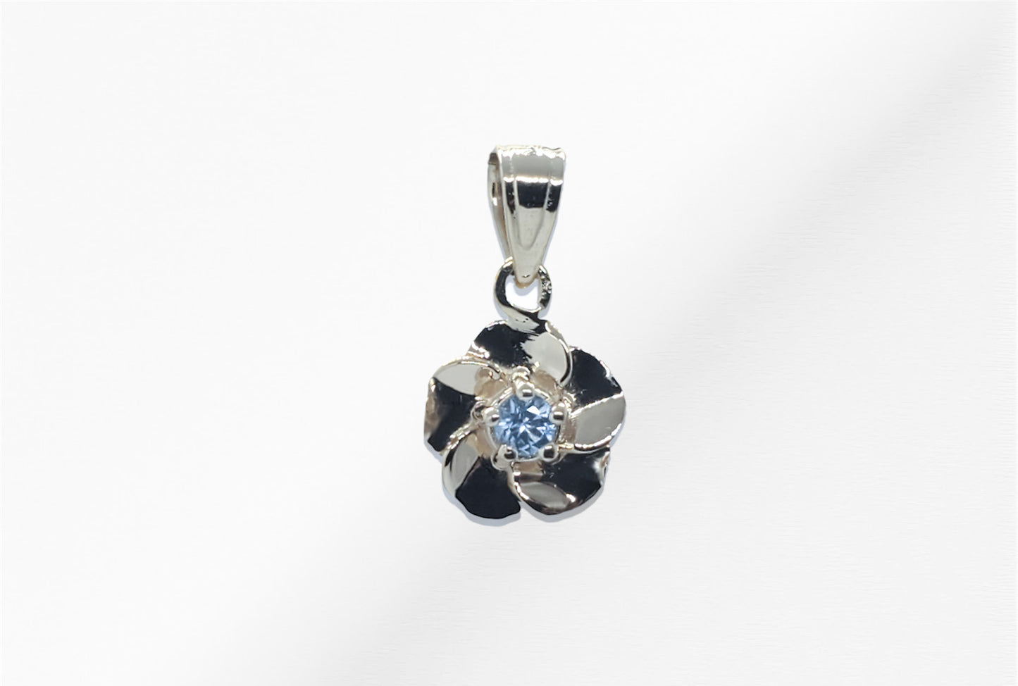 14K Gold Aquamarine Flower Pendant