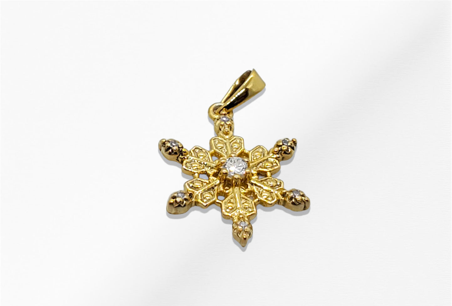 14K 0.18ct. tw. Diamond Snowflake Pendant