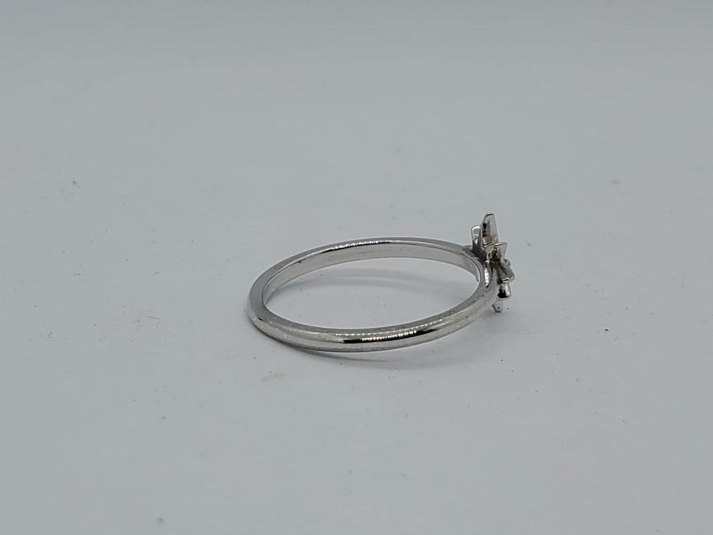 14K White Gold Ring with 1 Diamond 0.05CT VS1