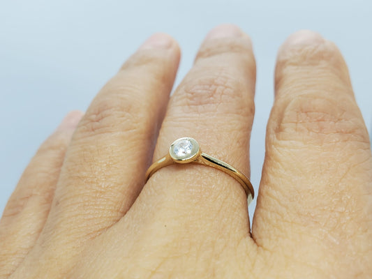 14k Yellow Gold ring, with 1 Moissanite of 3.36mm, it is very comfortable and elegant, ideal for any occasion