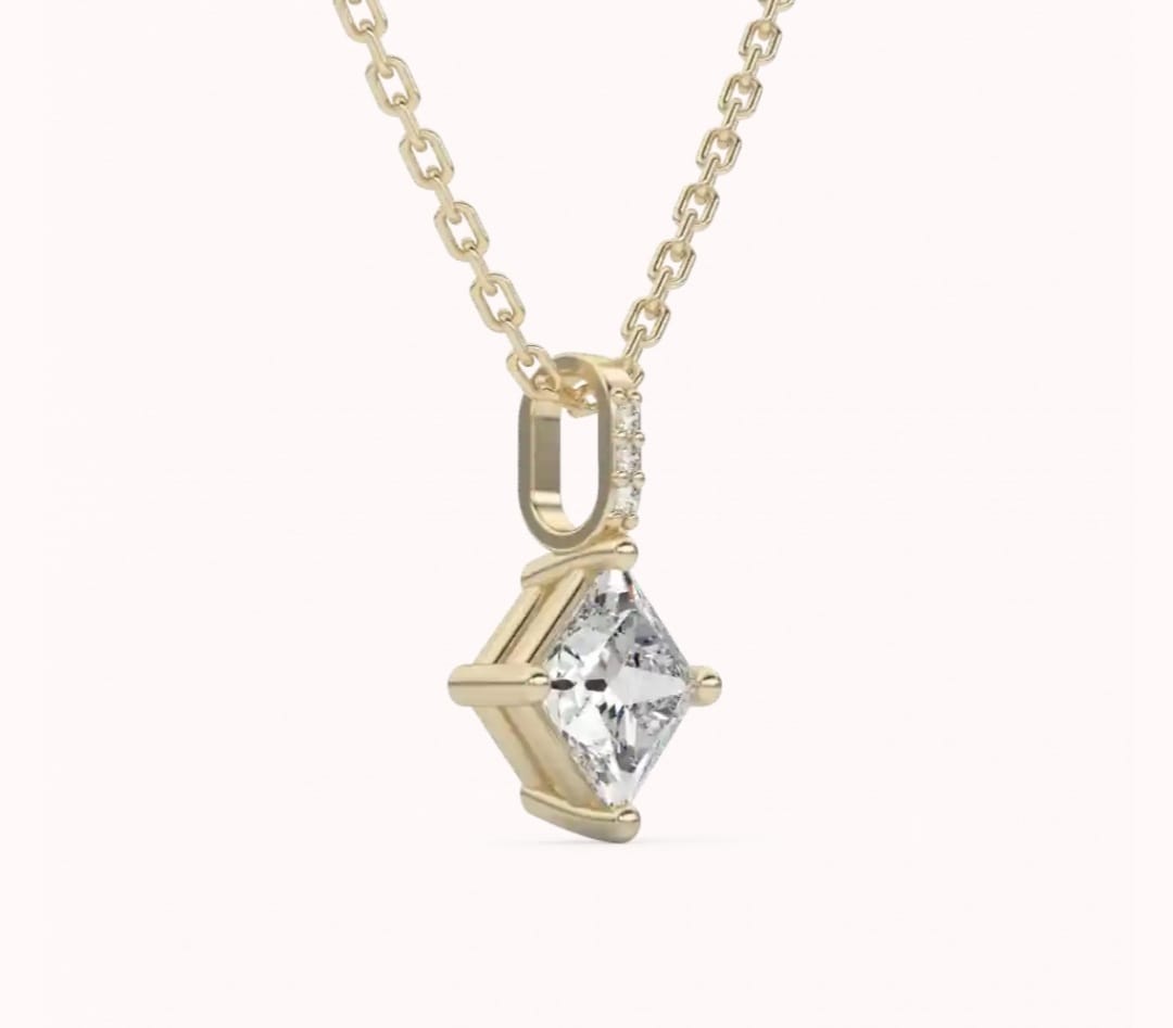 14k Yellow Gold Pendant, with 1 Diamond princess cut and 3 Diamond 1mm, it is very comfortable and elegant, ideal for any occasion